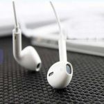 Наушники-гарнитура EarPods с микрофоном и регулятором громкости